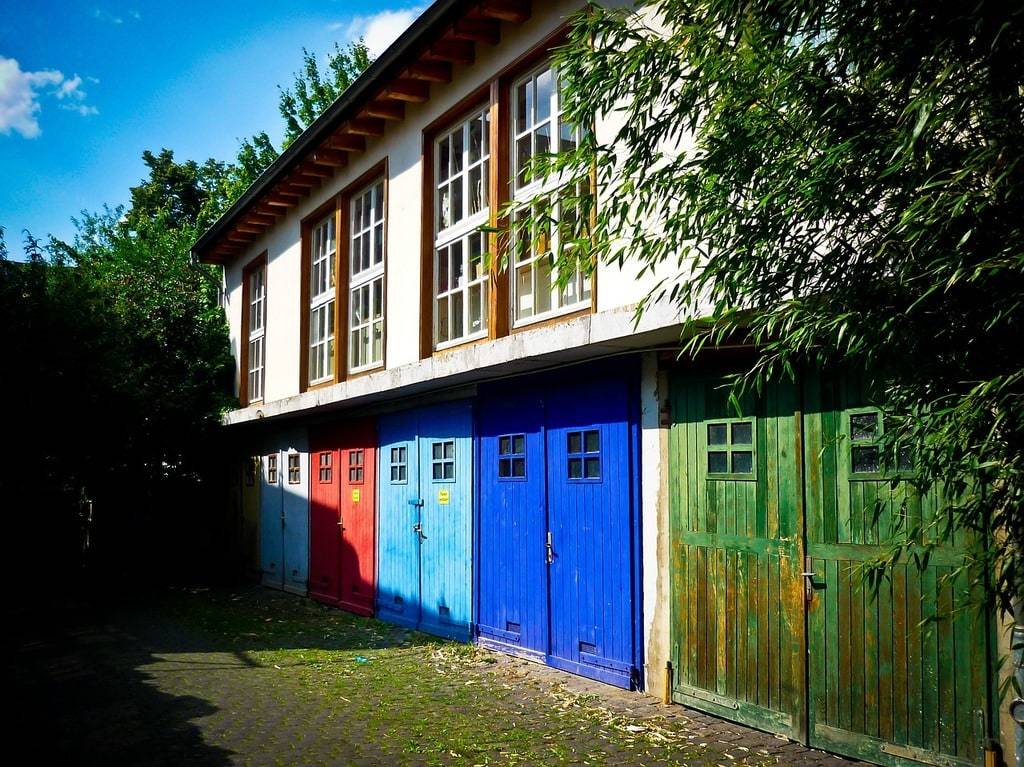 Pourquoi choisir une nouvelle porte de garage pour moderniser sa maison ?